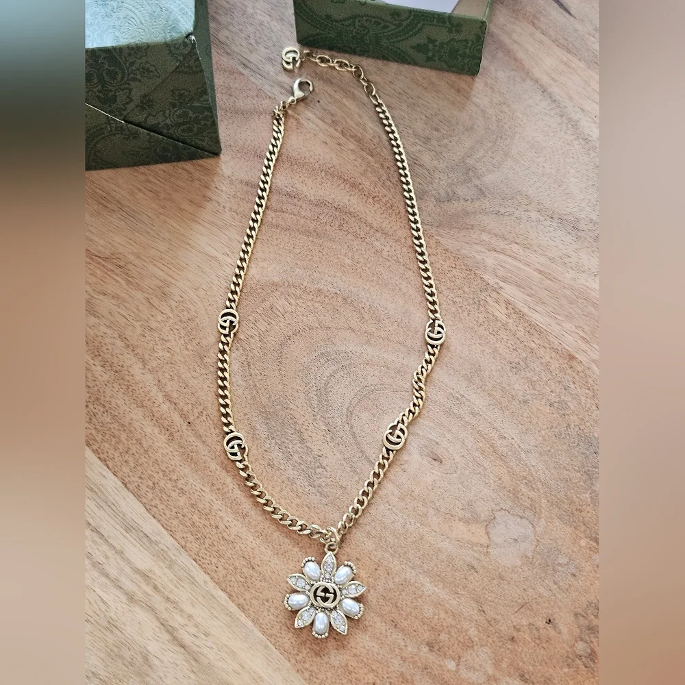Gucci Gold Necklace with Floral Pendant - Picture 8 of 12